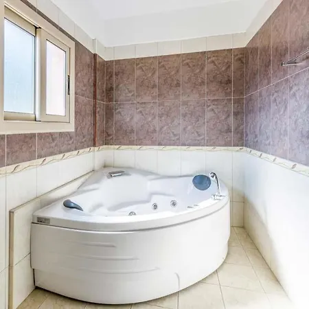 In Sleeps 6 Includes Swimming Pool Air Con And Wifi 3 1 Βίλα *