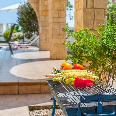 In Sleeps 6 Includes Swimming Pool Air Con And Wifi 3 1 *