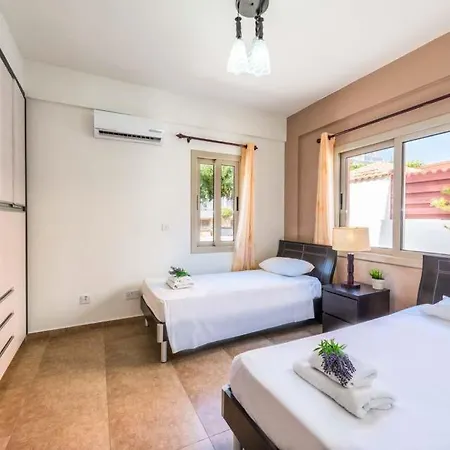 In Sleeps 6 Includes Swimming Pool Air Con And Wifi 3 1 *