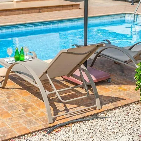 In Sleeps 6 Includes Swimming Pool Air Con And Wifi 3 1 Βίλα Κισσόνεργα