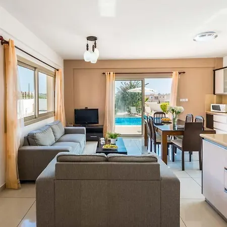 In Sleeps 6 Includes Swimming Pool Air Con And Wifi 3 1 Villa *