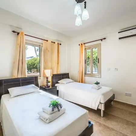 In Sleeps 6 Includes Swimming Pool Air Con And Wifi 3 1