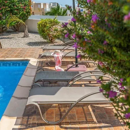 In Sleeps 6 Includes Swimming Pool Air Con And Wifi 3 1